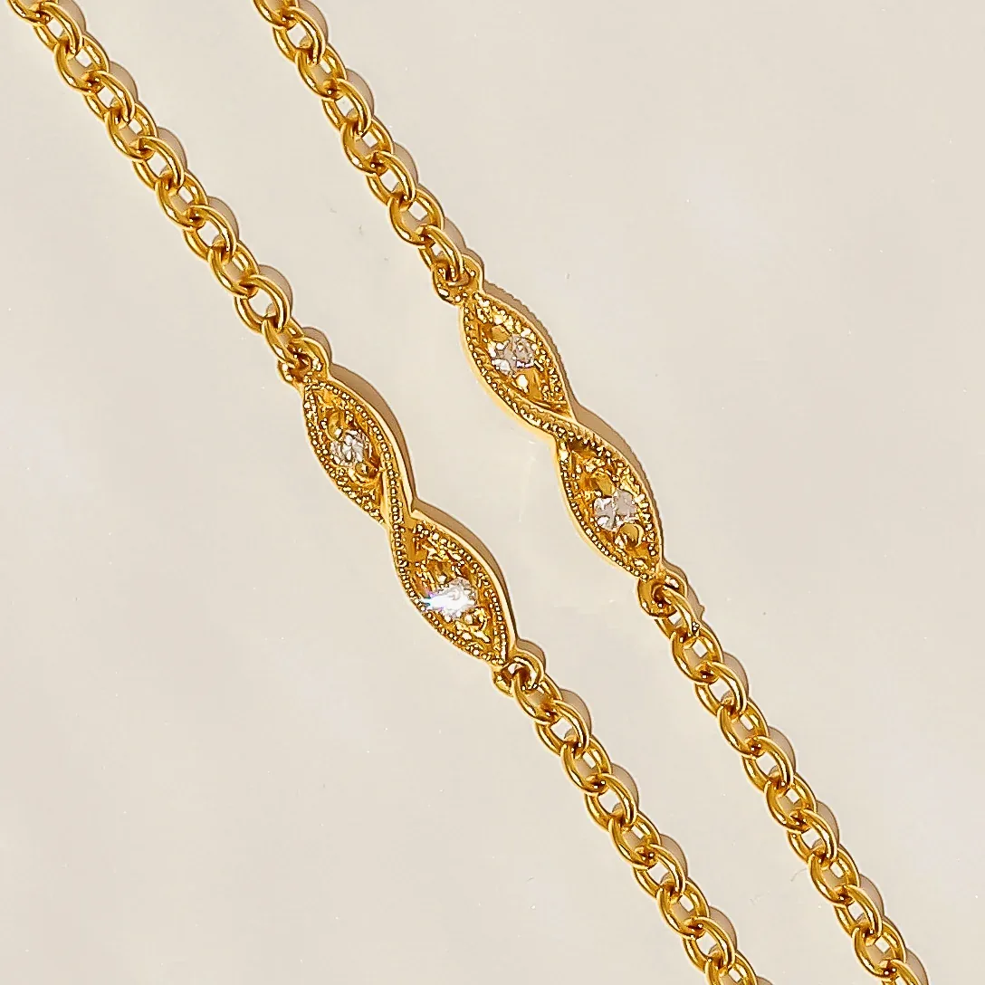 Detalle macro de engaste y cadena de oro con diamantes