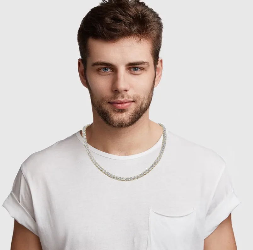 Collar masculino Lobris llevado sobre camiseta blanca
