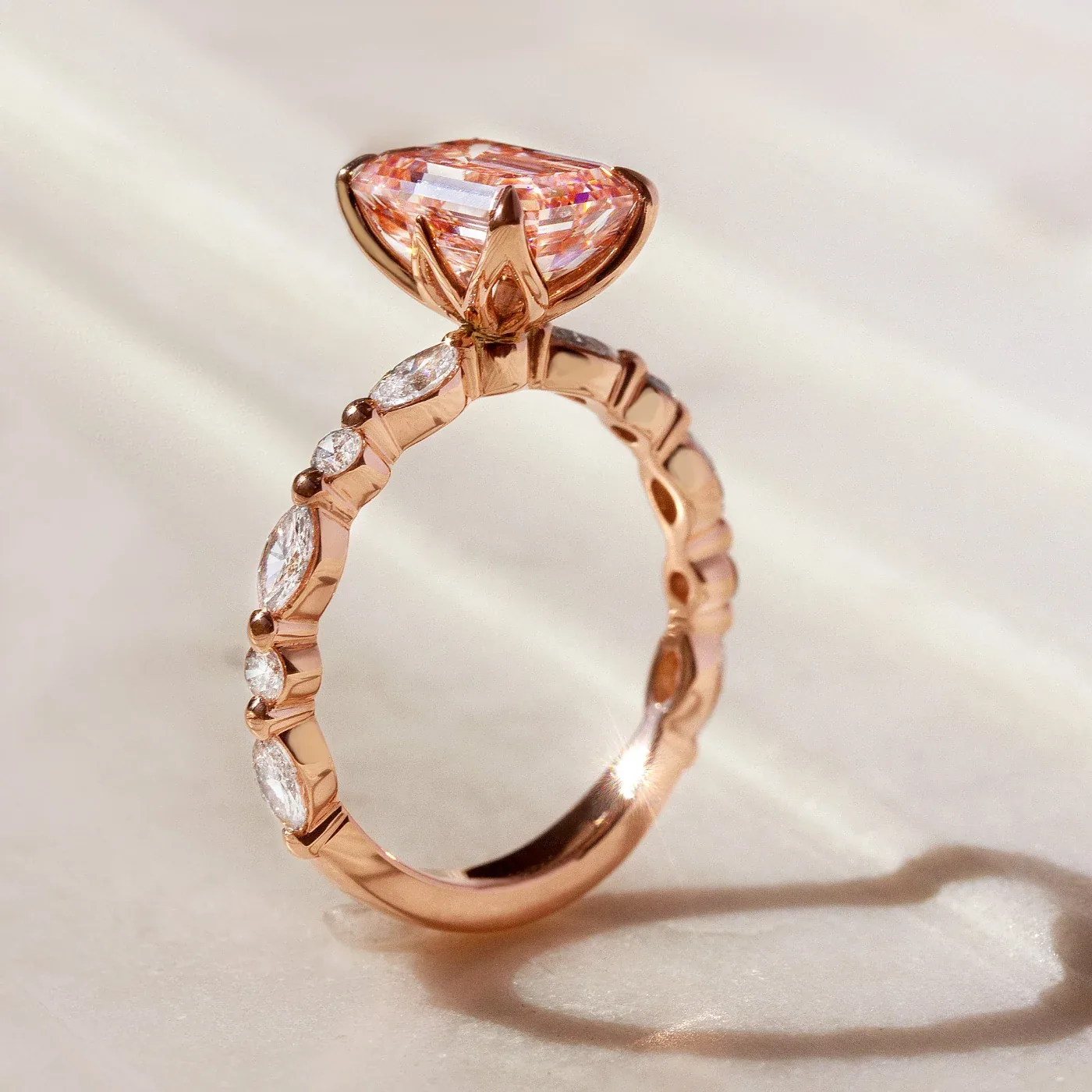 Detalle lateral de anillo de oro rosa con diamante rosa