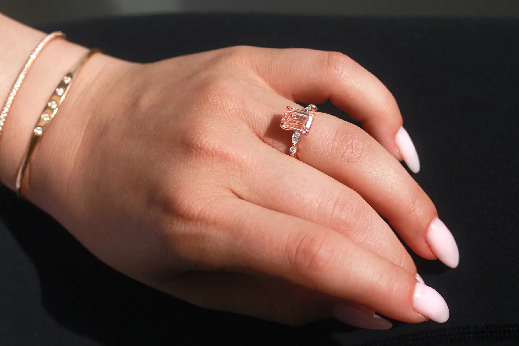 Anillo de diamante rosa llevado en la mano